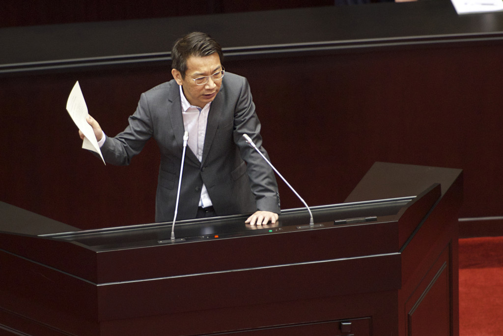 時代力量立委徐永明5日質詢時表示，2014年總統府新聞稿將沖之鳥視為「島」，現在卻稱「礁」，質疑馬政府在政權輪替之際有政治考量。（資料照，黃謙賢攝）