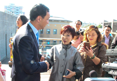 國民黨行動中常會移師新北市舉行，黨主席洪秀柱會前，與今年3月卸任黨主席後就從未出席常會的新北市長朱立倫（前左）握手。圖／中央社