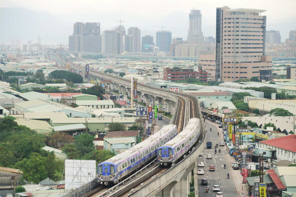 桃園市長鄭文燦今天透露,機場捷運可望在3月通車,詳細通車時間將於明天宣布,同時將推出免費試乘與票價優惠活動。圖/張良一