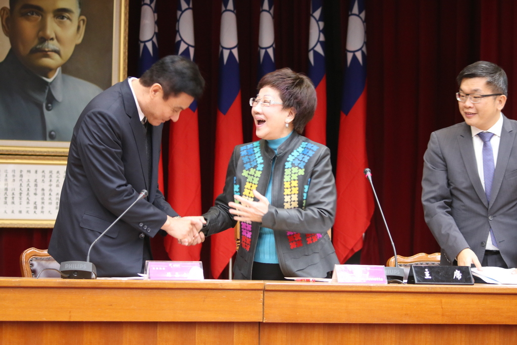 由前副總統呂秀蓮（圖中）主持舉辦的「亞太宗教自由論壇」今天在立法院舉行「宗教自由台灣宣言」簽署記者會，立法院長蘇嘉全（左）到場致詞。（記者何豪毅攝）20160219