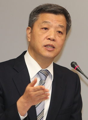 立院今日初審「加薪四法」中的《勞基法》修正案，初步決議未來上市櫃公司勞方應「會同工會」一起訂定利潤分享計畫書，沒有工會的也要召開勞資會議訂立，且要報當地主管機關。（圖為勞動部長陳雄文，中央社）