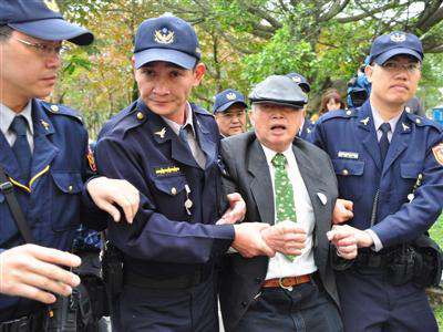 世界人權日活動，馬總統到場致詞，王獻極脫下球鞋朝馬總統丟擲。法院審理行為雖有待商榷，但不構成違反集會遊行法或強制罪，判處兩人無罪，全案可上訴。（圖片：中央社）