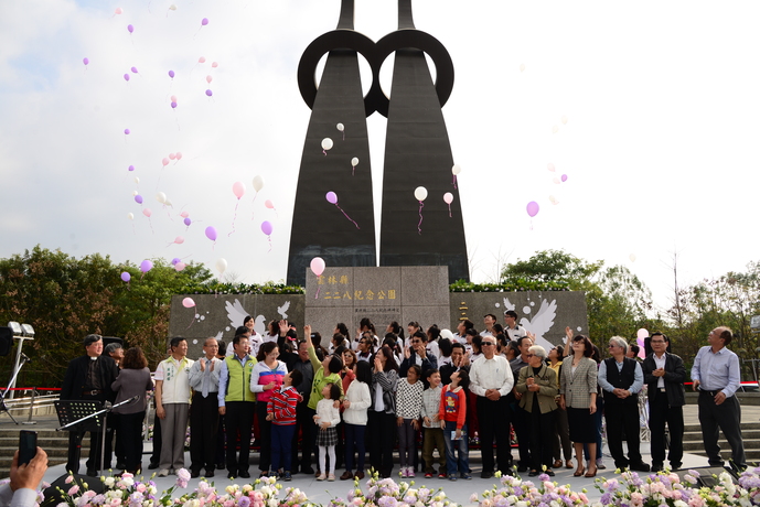 象徵「和平‧幸福」的氣球，放飛升空（照片雲林縣府提供）