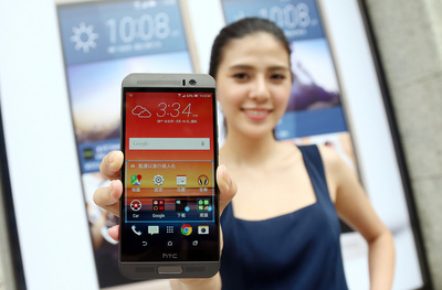 宏達電年度旗艦機HTC One M9+(如圖)，今年7月才在歐洲上市，便在荷蘭傳出4G連線有問題而暫停銷售，讓宏達電股價雪上加霜，今日不但再創歷史新低，更頻測50元關卡。（中央社資料照）