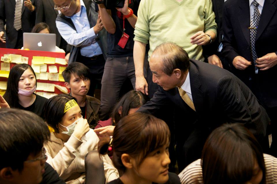 台灣學運發展，已引起美國政壇關注。圖為王金平今日進議場會學生畫面。(記者黃謙賢攝)