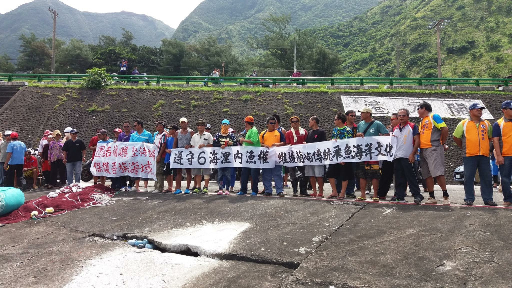 去年，觀光客大量進入蘭嶼鄉浮潛、騎乘水上摩托車，當地族人認為擾亂自然生態與破壞文化，族人拉起「水上摩托車擾亂我海域」等字樣抗議布條，表達維護固有傳統海域！圖／擷自蘭嶼鄉公所臉書官網