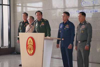 泰國軍方20日宣布全國戒嚴，陸軍總司令帕拉育（中）邀集政府官員到陸軍俱樂部開會，會後召開記者會，對媒體詢問戒嚴會持續多久，他表示視局勢而定。中央社