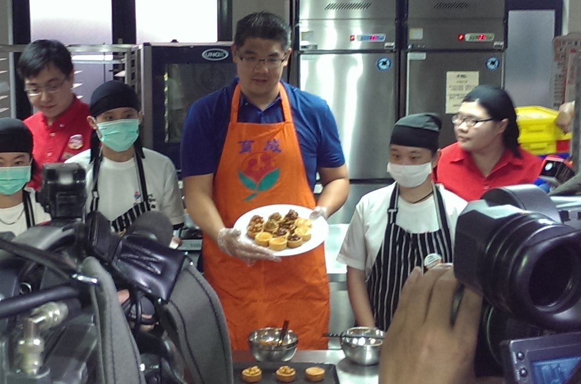 連勝文參訪庇護工場,並下場試作小酥塔。(記者何豪毅攝)