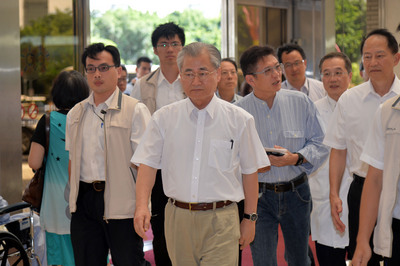行政院長毛治國（前左2）5日下午前往台北榮總，探視八仙塵爆事件傷患及了解醫療狀況。（中央社）20150705