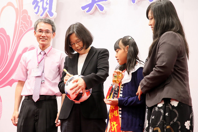 總統今天在屏東許雨柔帶來的球上面簽名，讓小朋友相當開心。（總統府提供）