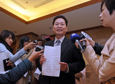 國民黨立委盧嘉辰（中）今天表示，已發起連署要求黨中央撤銷王金平黨籍案上訴，目前約20名國民黨立委連署支持（中央社，2015年年1月19日)