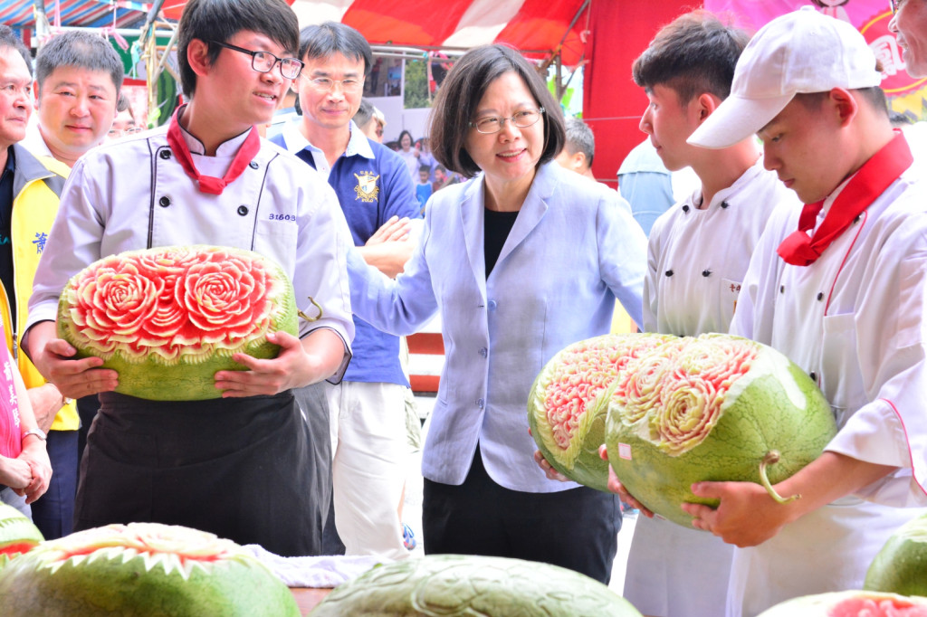 總統蔡英文出席花蓮「鳳林西瓜節」活動，她說，鳳林中心埔取得第1張大西瓜產銷履歷，端上國宴，這裡生產的西瓜就是總統瓜，是新農業典範。（王志偉攝）