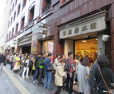 日本熊本接連發生芮氏規模6.5及7.3強震，東京的銀座熊本館湧進大批民眾購物，有人還感謝台灣救援。圖片／中央社