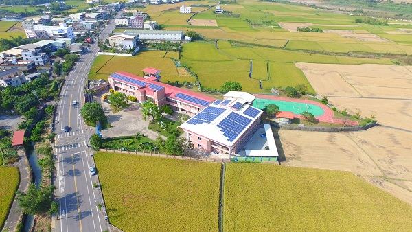 台中市發展太陽能光電成果,居然只有彰化縣縣立中小學八分之一,還沾沾自喜,有如井底之蛙,是該「大躍進了!(彰化縣政府提供)