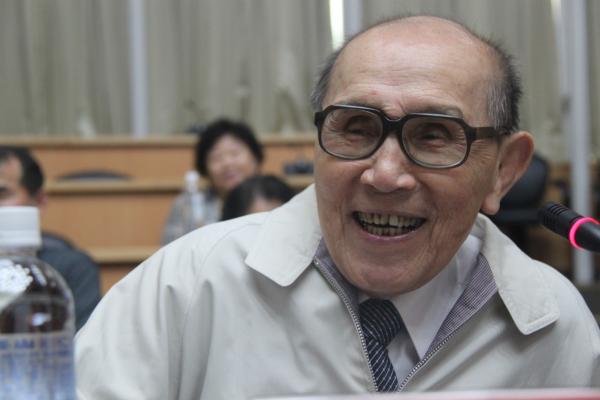 他是台灣病理學權威黃德修，畢生致力於病理教學。圖／作者取自北醫大