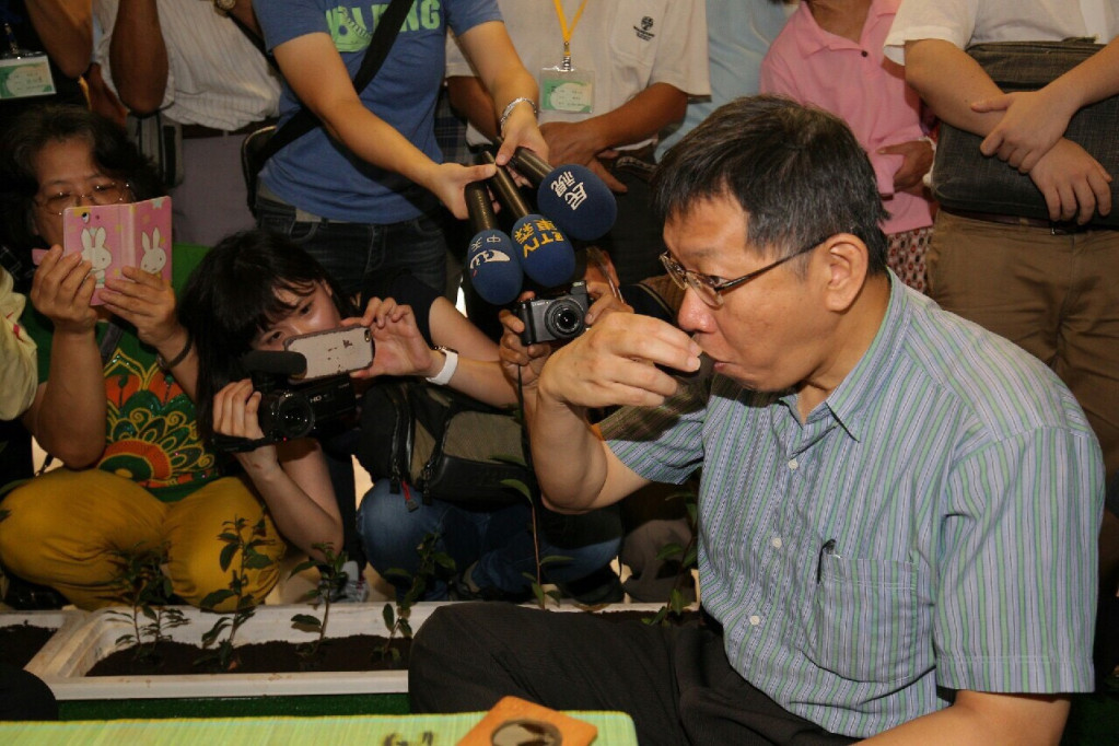 柯文哲擺喝茶的pose給記者們拍照，當下應該是飲不知味了。(台北市政府提供)