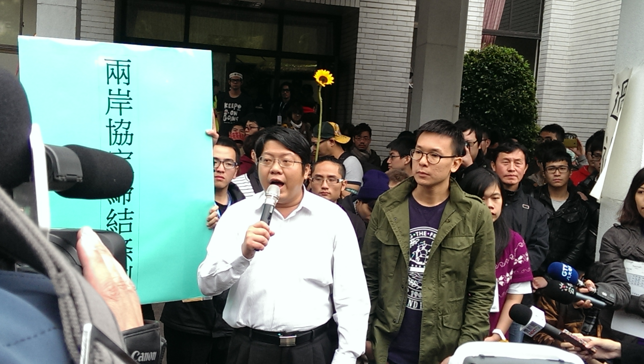 反黑箱服貿民主陣線召集人、律師賴中強(圖左)表示,拒絕工總理事長許勝雄代位求償負擔立院修繕(本報資料照片)