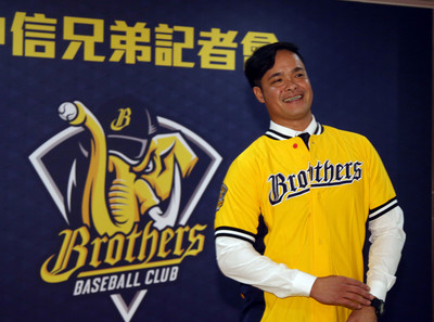 中華職棒球星林智勝（右）4日表示，其實看的第一場棒球賽就是兄弟對決味全，那時就很喜歡兄弟，現在很榮幸能加入中信兄弟。（中央社）20160104