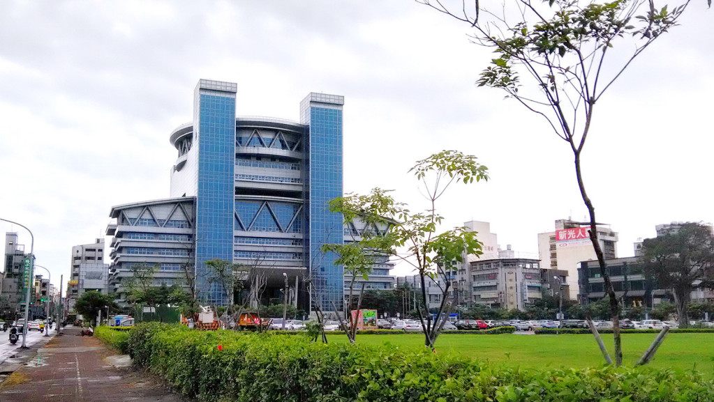 暴雨狂襲台灣，北台灣尤受重創！嘉義市長涂醒哲為提升防災意識及應變能力，5日起開始發送『嘉義市市民防災手冊』此外，嘉義市長涂醒哲後天六月四日將啟程前進紐約，7日全程參與2017 ICF 高峰會，並發表演說盼爭取嘉義市挺進全球最佳智慧城市榮耀TOP 1。(圖/陳俊廷)