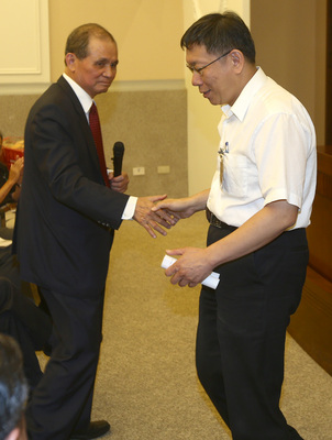 台北市長參選人柯文哲（右）31日前往監察院拜會監委黃煌雄（左），感謝他在調查前總統陳水扁醫療人權案的努力。（中央社）