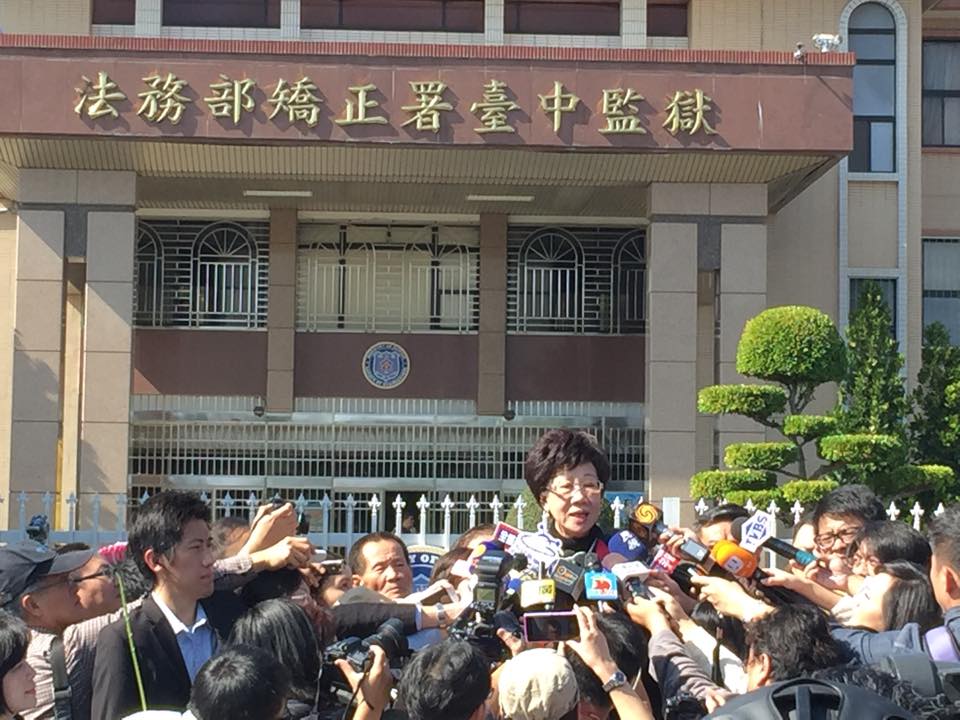 紅藍綠都有人不希望扁出獄，呂轉述扁話：他看得很清楚。（摘自臉書）