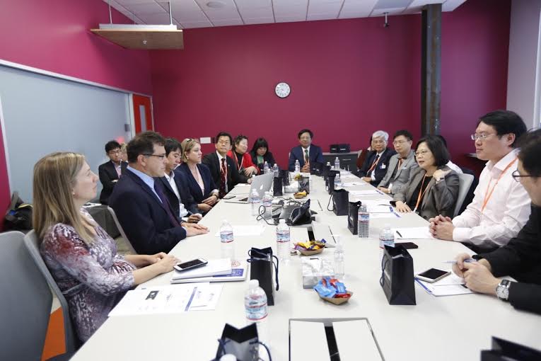 民進黨主席暨總統參選人蔡英文在美西時間(8）日拜會Facebook總部，臉書公司為其簡報，如何在選戰中運用臉書，她認為臉書對台灣選戰的觀察很有趣，她會把建議帶回台灣思考。（圖民進黨提供）