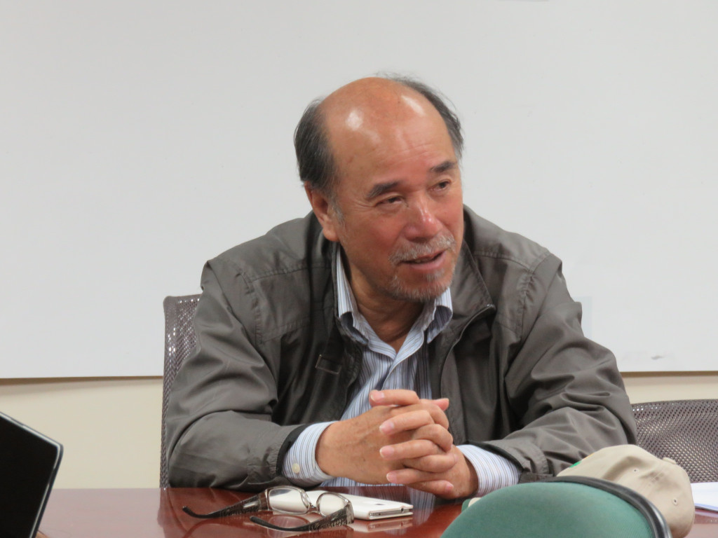 「自由台灣黨」發起人蔡丁貴接受《民報》專訪時提出「2個水果理論」,主張「2020 free taiwan」,2020廢除中華民國憲法,解放台灣。(記者林冠妙攝20150506)