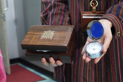 英國交通部長克雷默致贈台北市長柯文哲一枚懷錶，意外引發話題。（中央社資料照片）