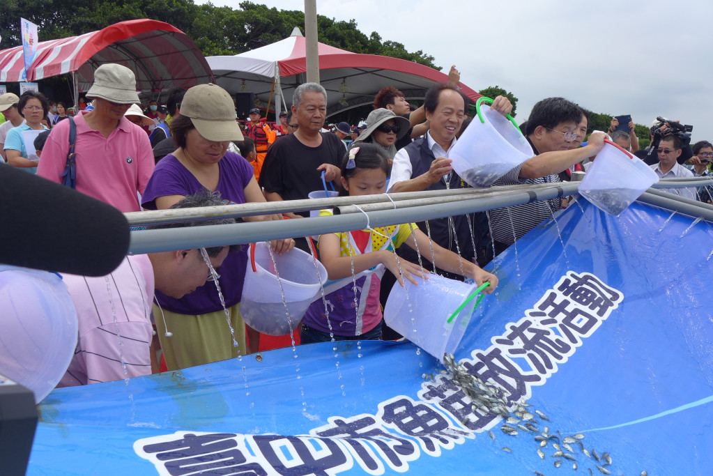 民眾熱烈參加10尾魚苗合法放流活動（中市農業局提供）