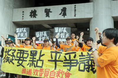 多名國道收費員自救會成員10日上午在立法院外呼口號抗議，呼籲交通部長葉匡時出面解決問題。（圖片來源：中央社）