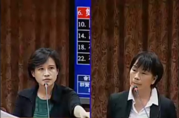 民進黨立委鄭君（左）2日質詢文化部長龍應台（右），指龍批評學生思想淺薄，是傲慢的政務官。