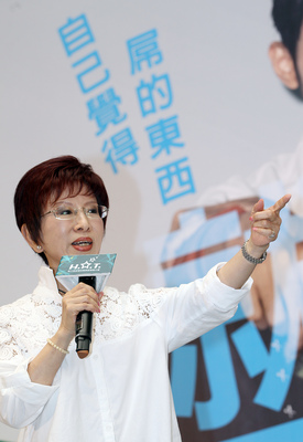 網路民調，如果明天是總統大選，結果竟有43%網友表態會投給洪秀柱，剛宣布參選的宋楚瑜有24%，民進黨參選人蔡英文有26%。此調查一出,馬上被網友嘲笑：在眷村作民調嗎？（資料畫面：中央社）