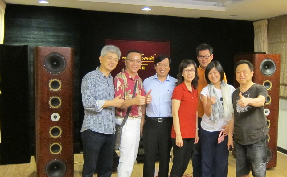 左三陳征宇醫師、中穿紅衣者為駐日代表沈斯淳夫人林則媛/記者陳俊廷攝