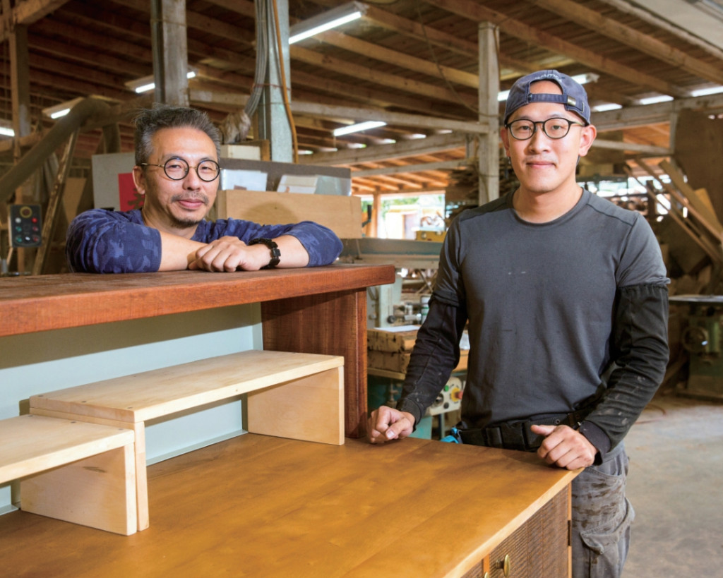 魏榮明（右）細心帶領學徒將各種木料裁切打磨後，組成客戶所需的家具。圖／林煒凱