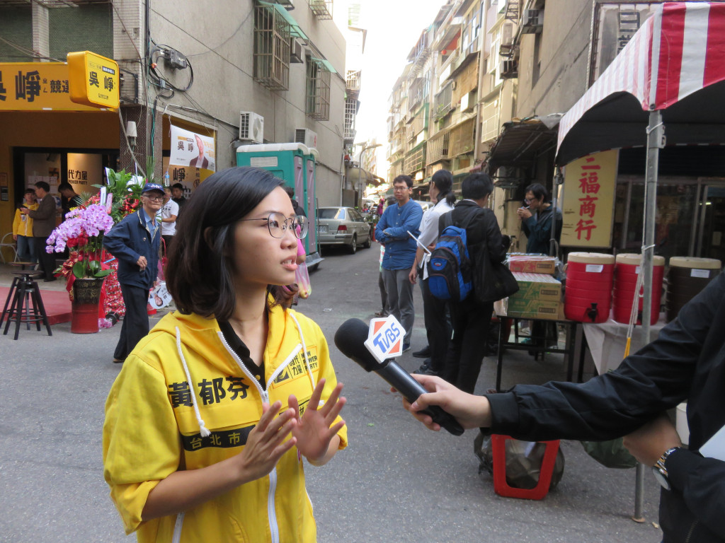 時代力量台北市議員參選人黃郁芬於出席同黨參選人吳崢競選總部開幕式時，接受媒體堵訪。圖／程士華