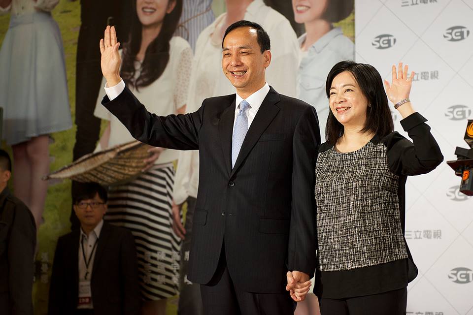 總統大選最後一次電視辯論2日登場，親民黨宋楚瑜在第二次交叉詰問時酸國民黨朱立倫，選前之夜會不會突然有淡水阿嬤冒出來？朱立倫則強調，站出來是要讓全台灣阿公阿嬤，有一個安定穩定的未來。（黃謙賢攝）