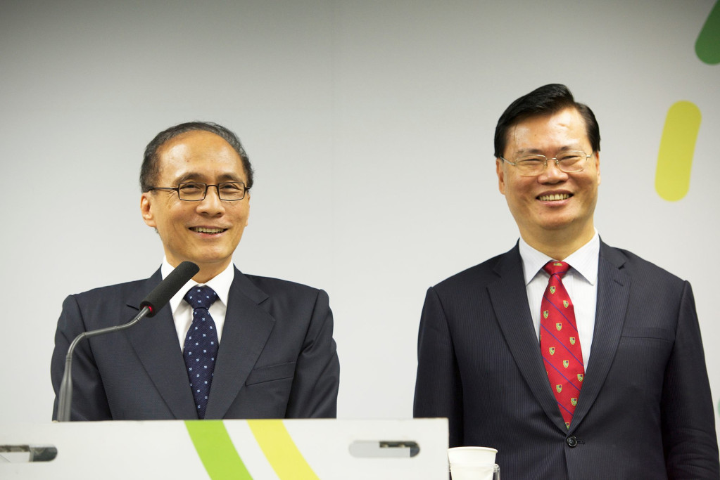 林全：財政部長許虞哲和金管會主委丁克華（右）都是他的同學。（黃謙賢攝）20160415
