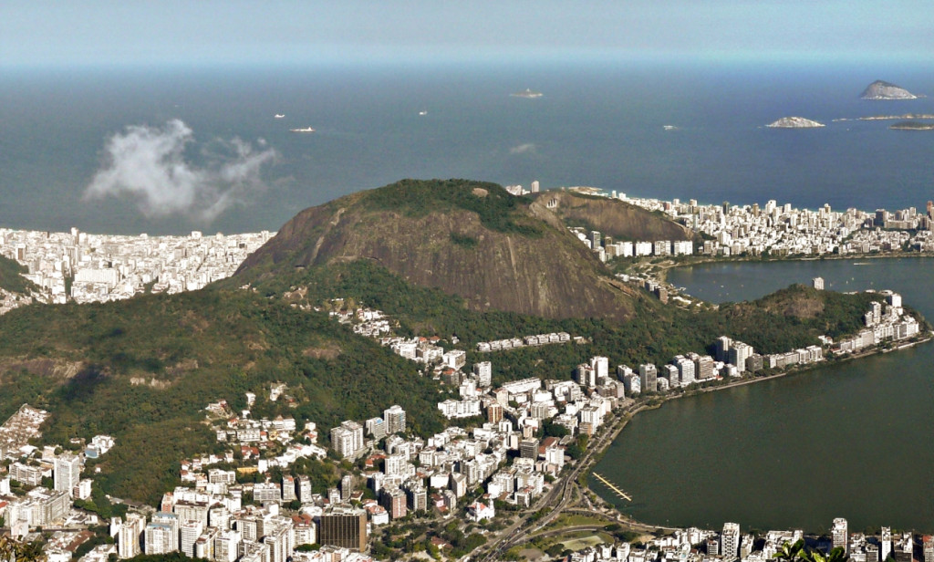 在巴西的研究顯示，新冠對黑人和其他少數民族的影響顯著偏高。窮人，主要是帕爾多和黑人，生活在陡峭的棚戶區中，沒有街道或衛生服務，難以獲得救護車；或在公共交通不穩定和擁擠的郊區，延遲入院也可能致命。圖／里約熱內盧，擷自維基百科，公有領域