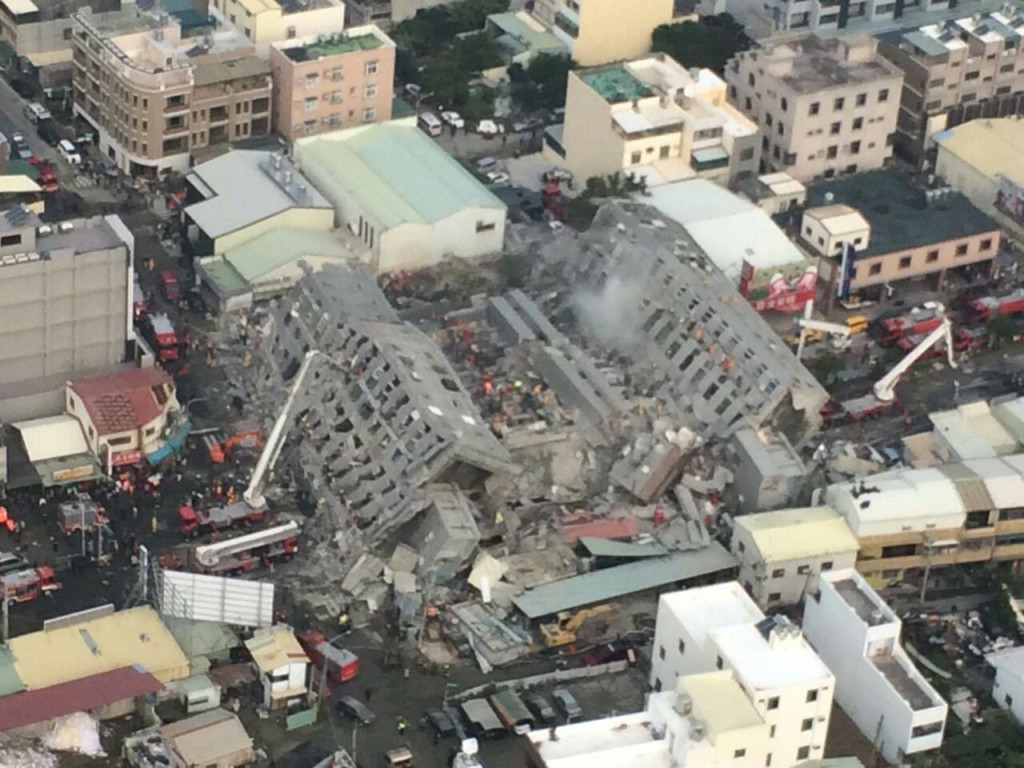 台南小年夜地震釀災，國軍第一時間派出400兵力投入救災，並有直昇機升空勘災。（翻攝自國防部發言人臉書）20160206