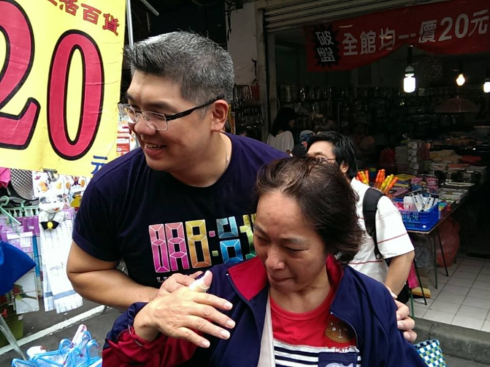 國民黨台北市長參選人連勝文16日上午前往北市榮濱商圈與濱江果菜市場拜票。(記者唐詩攝)