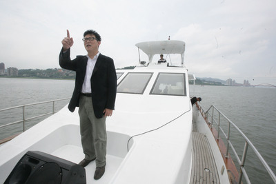 立委姚文智今（13）天中午搭船在淡水河發表水岸城市願景。中央社