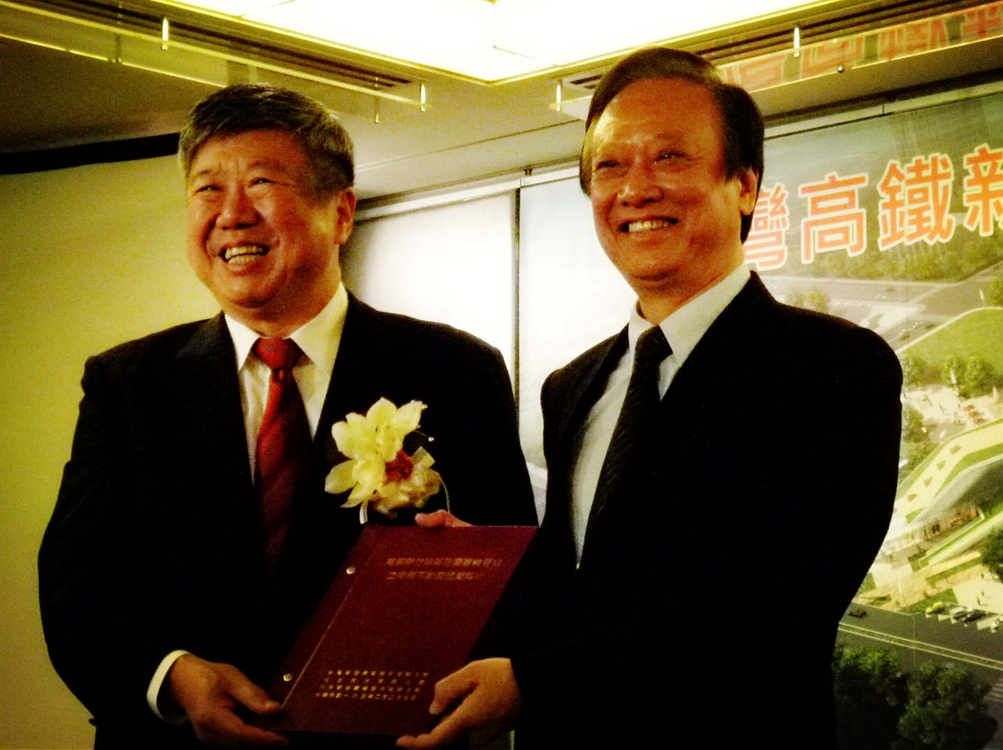台灣高鐵公司董事長歐晉德（右）與大向開發董事長王超立簽約，開發新竹站區影城。（黃紹華攝影）