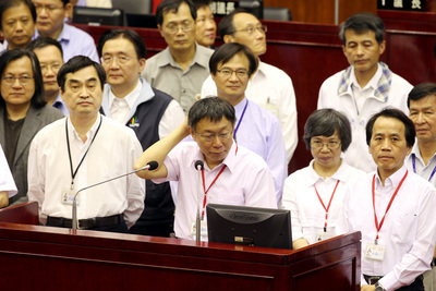 中國國民黨北市議員吳世正指前兩任市長專案報告多，柯剛上任就倦勤還太早，台北市長柯文哲說，報告那麼多，也沒做得比較好。（中央社20150604）