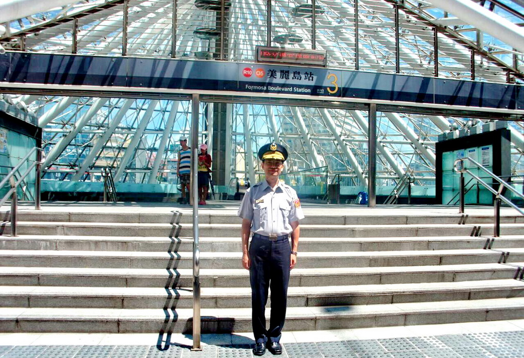 有高雄「天下第一分局」的新任分局長葉明潭在市警局宣誓接任後，立即前往視察美麗島捷運站（高市警新興分局提供）