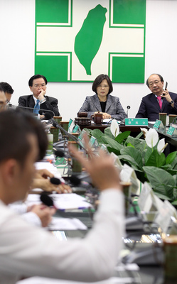 巢運拜會民進黨主席蔡英文（後中），呼籲推動「房地合一稅改」。(中央社)