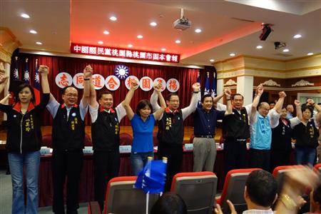國民黨今(12)日下午在桃園市舉行固本會報，面對葉世文案重創吳志揚選情，黨主席馬英九強調：民調沒有下滑，絕不會換人　（照片取自國民黨全球資訊網）