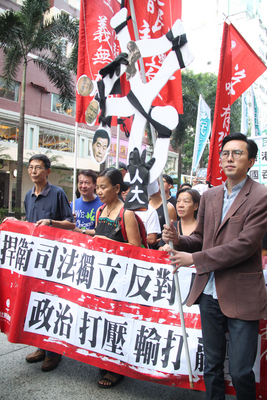 大批香港市民響應民間人權陣線號召，6日上街遊行，捍衛司法獨立，反對大陸全國人大就香港立法會宣誓風波釋法。圖/中央社　