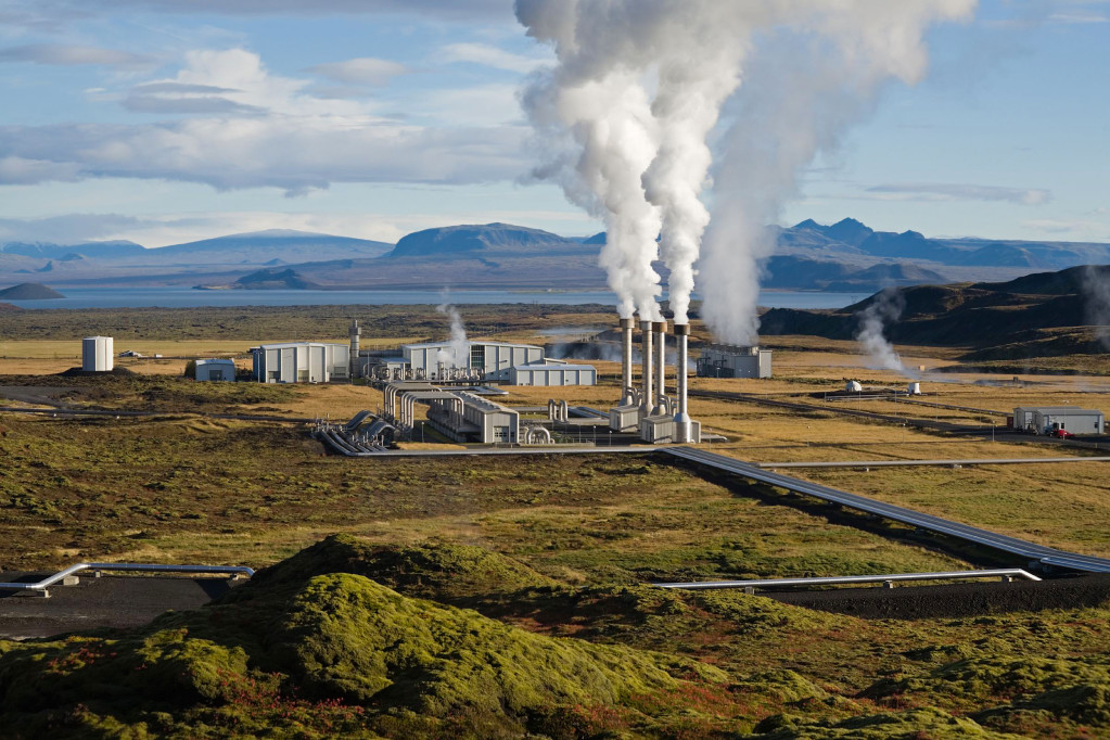 作者向內定科技部長楊弘敦提出疑問：NEP2地熱主軸要將第二口地熱井挖在三星的決策，需不需要再重新評估討論呢？圖為冰島的奈斯亞威里爾地熱發電站（取材自維基百科）