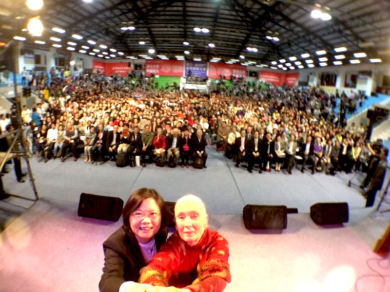 總統蔡英文今（22）天出席《改變世界－年輕人的力量》論壇，與國際保育專家珍古德（Jane Goodall）對談，會後珍古德與總統和全體觀眾玩自拍，珍古德透露這是她人生中第一張自拍照。/珍古德協會提供