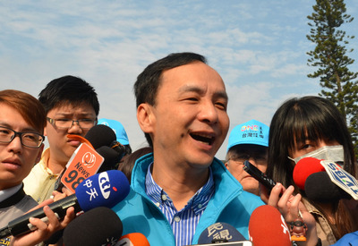 中國國民黨總統候選人朱立倫（中）5日表示，民主進步黨總統候選人蔡英文對美豬進口等議題立場反覆，不負責任。（中央社）